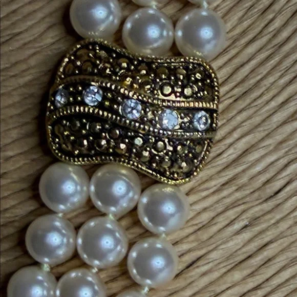 Elegant Pearl Necklace with Gold Accent - Picture 2 of 4